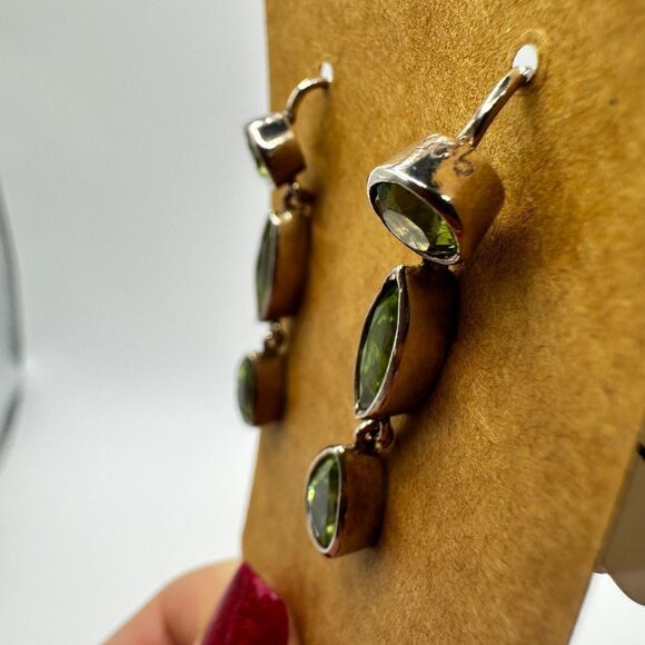 Stunning peridot and solid Sterling silver dangle earrings! - Picture 5 of 9